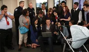 Auf ihrem Weg nach Long Island machen Robin und Barney eine verblüffende Entdeckung, die ihre Familie betrifft. Derweil stolpert Marshall (Jason Segel, M.) im Internet über etwas, was seine Reisepläne ändert ...