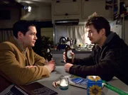 Nachdem sich der angebliche Sachbearbeiter David Engel (Kristian Kiehling, rechts) als "Dr. Engel" herausgestellt hat, will sich Dr. Philipp Brentano (Thomas Koch) bei ihm für sein schnelles Handeln bedanken. In dem Gespräch wird zwar klar, dass David ernsthaftes Interesse an Arzu hat, aber auch, dass Philipps Gefühle im Moment nicht reichen, um um Arzu zu kämpfen.