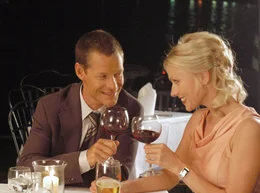 ARD LA DOLCE RITA, Deutschland 2005, Regie Axel de Roche, am Freitag (02.01.15) um 15:40 Uhr im Ersten. Paul (Steffen Wink) flirtet mit Jenny (Dana Golombek), der besten Freundin seiner Verlobten.