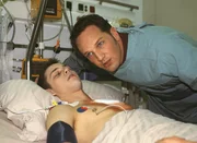 Markus (Antonio Wannek, lieg.) kommt für einen kurzen Moment noch einmal zu sich und gibt Kriminalkommissar Ralf Bongartz (Max Gertsch) den entscheidenden Hinweis... Markus (Antonio Wannek, lieg.) kommt für einen kurzen Moment noch einmal zu sich und gibt Kriminalkommissar Ralf Bongartz (Max Gertsch) den entscheidenden Hinweis...