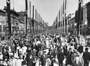 Blick auf die Menschenmenge auf der sogenannten Via triumphalis am letzten Wochenende vor Beginn der Olympischen Spiele.