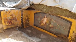 Die Theke des Thermopoliums in der "Gasse der Balkone" ist besonders sch&ouml;n bemalt. Die linke Seite zeigt das Versprechen an die Kunden: Volle T&ouml;pfe auf dem Herd und ausreichend Amphoren mit Wein.