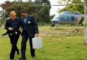 Lt. Horatio Caine (David Caruso, l.); Dr. Ray Langston (Laurence Fishburne, r.)