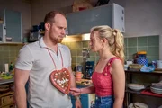 Svenja (Leonie Wesselow, r.) ist traurig, dass Sven (Sven Daniel Bühler, l.) das Lebkuchenherz zerbrochen hat, das sie ihm geschenkt hatte. Svenja (Leonie Wesselow, r.) ist traurig, dass Sven (Sven Daniel Bühler, l.) das Lebkuchenherz zerbrochen hat, das sie ihm geschenkt hatte.