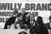 Am 6. Mai 1974, vor 50 Jahren, trat Willy Brandt zurück. Der Kanzler stürzte über die Guillaume-Affäre. Sein Referent Günter Guillaume war als DDR-Spion enttarnt worden. Ein gefundenes Fressen für die Presse und die „Parteifreunde“. Der Film rekonstruiert die folgenschwerste Spionageaffäre der Bundesrepublik – ein Politthriller, das erste Mal aus Frauensicht erzählt. - SPD-Parteitag in Dortmund: Willy Brandt, Günter Guillaume, Dietrich Sperling und BKA-Beamter Bauhaus. Am 6. Mai 1974, vor 50 Jahren, trat Willy Brandt zurück. Der Kanzler stürzte über die Guillaume-Affäre. Sein Referent Günter Guillaume war als DDR-Spion enttarnt worden. Ein gefundenes Fressen für die Presse und die „Parteifreunde“. Der Film rekonstruiert die folgenschwerste Spionageaffäre der Bundesrepublik – ein Politthriller, das erste Mal aus Frauensicht erzählt. - SPD-Parteitag in Dortmund: Willy Brandt, Günter Guillaume, Dietrich Sperling und BKA-Beamter Bauhaus.