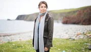Staatsanwältin Rhona Kelly (Julie Graham) hilft Detective Inspector Jimmy Perez bei der Suche nach dem Mörder. Staatsanwältin Rhona Kelly (Julie Graham) hilft Detective Inspector Jimmy Perez bei der Suche nach dem Mörder.