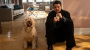 Als Kriminalkommissar Rico Sander (Benjamin Strecker) zu seiner Therapiestunde in die Praxisräume von Dr. Thomas Spring kommt, findet er diesen niedergestochen vor. Auch dessen Therapiehund Bonnie wirkt verstört.