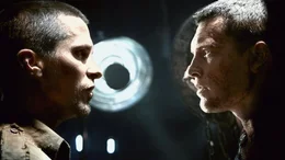 Als dem Widerstandsk&auml;mpfer John Connor (Christian Bale, l.) Marcus Wright (Sam Worthington, r.), dessen Vergangenheit im Unklaren liegt, &uuml;ber den Weg l&auml;uft, wei&szlig; er nicht, ob er dem mit Erinnerungsl&uuml;cken Behafteten trauen darf ...