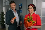 Hauptkommissar Hansen (Igor Jefti?, l.) und Frau Stockl (Marisa Burger, r.) wundern sich über den Absender der Blumen. Hauptkommissar Hansen (Igor Jefti?, l.) und Frau Stockl (Marisa Burger, r.) wundern sich über den Absender der Blumen.