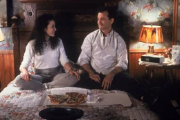 Warten auf den Morgen: Phil (Bill Murray) und Rita (Andie MacDowell). Wird es denn diesmal ein &bdquo;morgen&ldquo; f&uuml;r Phil geben?