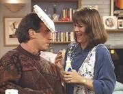 Jill (Patricia Richardson) amüsiert sich köstlich: Tim (Tim Allen) hat wortwörtlich ein Brett vorm Kopf. Wer hätte gedacht, dass der Sekundenkleber hält, was er verspricht!?! Jill (Patricia Richardson) amüsiert sich köstlich: Tim (Tim Allen) hat wortwörtlich ein Brett vorm Kopf. Wer hätte gedacht, dass der Sekundenkleber hält, was er verspricht!?!