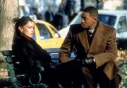 Robert Clayton Dean (Will Smith, r.) versucht von der geheimnisvollen Rachel Banks (Lisa Bonet) zu erfahren, wer f&uuml;r die Fotos verantwortlich ist, die eine angebliche Aff&auml;re der Beiden dokumentieren.