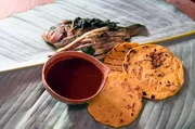Belize: Julio bereitet ein typisches Gericht der Mayakultur zu. Hauptzutat ist der mit Kakaopaste bestrichene Buntbarsch. Als Beilage werden frische Maistortillas gereicht.