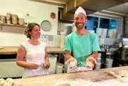Daniel Aßmann (rechts) besucht die Traditionsbäckerei von Barbara Schmidl im Touristen-Hotspot Dürnstein und lernt, wie sie ihre - für die knusprige Kruste seit 1905 berühmten - Brötchen herstellt.