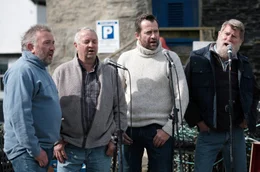 Kernige Typen singen im Shantychor.