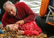 Gudrun (Jutta Speidel) ist &uuml;ber ihren Schatten gesprungen und im Wasser gelandet, ihr Mann Herbert (Walter Kreye) beugt sich &uuml;ber sie.