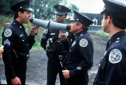 Sergeant Mahoney (Steve Guttenberg, l.), Larvell Jones (Michael Winslow, m.), Lt. Harris (G.W. Bailey, 2.v.r.)