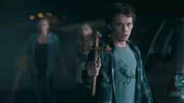 Bewaffnet mit einem Kruzifix will Charley (Anton Yelchin) Jerry auf seinem blutigen Beutezug stoppen. Doch so einfach l&auml;sst sich ein Vampir nicht in die Schranken weisen ...