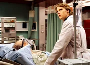 Rennlauf mit der Zeit: Howard Hesseman als Henry Errington, Jesse Spencer als Dr. Robert Chase