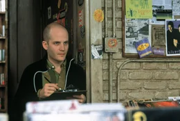Der sehr zur&uuml;ckhaltende und ruhige Dick (Todd Louiso) hat es oft schwer, sich gegen seine Kollegen durchzusetzen ...