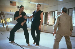 Terry Silver (Thomas Ian Griffith, l.) und der 'Bad Boy' des Karate, John Kreese (Martin Kove, M.), stellen Mr. Miyagi (Pat Morita) eine Falle.