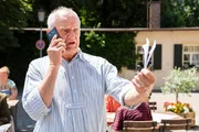 Josef (Michael Vogtmann) kauft ein neues Alles-Drin-Ticket.