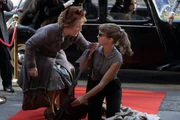 L-R: Ada Harris (Lesley Manville) und Natasha (Alba Baptista)