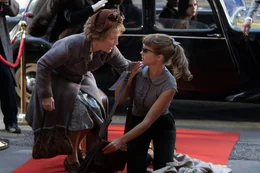 L-R: Ada Harris (Lesley Manville) und Natasha (Alba Baptista)