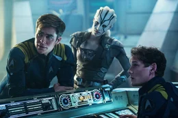 Kann und will Jaylah (Sofia Boutella, M.) Captain Kirk (Chris Pine, l.), Chekov (Anton Yelchin, r.) und der restlichen Besatzung der Enterprise helfen, nachdem das Raumschiff nach einem brutalen Angriff auf einem fremden Planeten abgest&uuml;rzt ist?