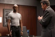Während sich Olivia bei der Fringe Division der anderen Seite einlebt, wird sie von Alt-Broyles (Lance Reddick, l.) und Walternate (John Noble, r.) beobachtet. Walternate erzählt Alt-Broyles, dass Olivia wichtig ist, da sie die Fähigkeit hat, problemlos zwischen den Universen zu wechseln ...