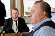 Überfall auf die Kanzlei Ehrenberg: Gregor Ehrenberg (Dieter Pfaff, r.) muss Jan Grawe (Stefan Konarske, l.) überzeugen aufzugeben, bevor das MEK vor der Kanzlei in Stellung geht.