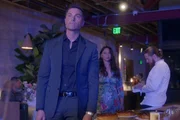 Tim Bradford (Eric Winter) hält in einem Restaurant Ausschau nach polizeilicher Verstärkung, während Lucy Chen (Melissa O'Neil) sich um einen verletzten Mitarbeiter des Küchenpersonals kümmert.