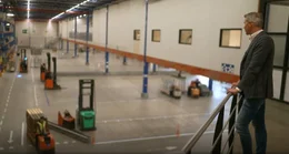 In den Verteilzentren von Action setzen der Anspruch an Effizienz und Produktivit&auml;t die Mitarbeiterinnen und Mitarbeiter unter Druck.