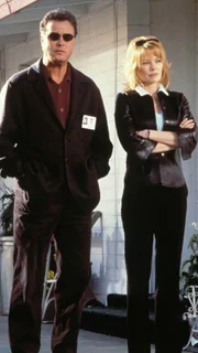 Ein Hund hat in der Wüste einen Menschenknochen gefunden. Gil Grissom (William Petersen) und Catherine Willows (Marg Helgenberger) gehen dem mysterösen Fund nach. Ein Hund hat in der Wüste einen Menschenknochen gefunden. Gil Grissom (William Petersen) und Catherine Willows (Marg Helgenberger) gehen dem mysterösen Fund nach.