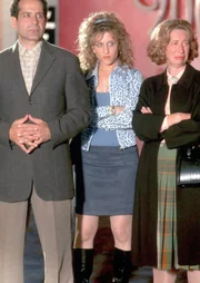 Monk "Mr. Monk im Flugzeug". Im Bild: Tony Shalhoub, Bitty Schram, Robin Duke.