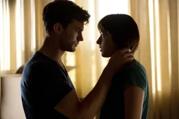 Anastasias (Dakota Johnson) sanfte und unterw&uuml;rfige Art entfacht bei Christian (Jamie Dornan) sexuelle Phantasien, die von Dominanz und Kontrolle gepr&auml;gt sind.