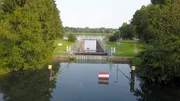 Die Schleuse Strohbrück trennt seit 2001 den Achterwehrer Schifffahrtskanal vom Nord-Ostsee-Kanal. Nach der Beschädigung eines Schleusentores ist sie seitdem "vorübergehend außer Betrieb".