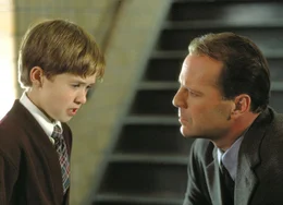 The Sixth Sense - Der sechste Sinn Will dem Jungen helfen:  Haley Joel Osment als Cole Sear,  Bruce Willis als Malcolm Crowe