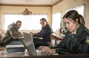 Sabine Kaiser (Katharina Müller-Elmau,r.) muss nach dem Brand im neuen Wohnwagen-Revier improvisieren. Anwalt Sebastian Krämer (Stefan Hunstein, hinter r.) ist gekommen, um seinem Bekannteng Nils Rehbichler (Jonas Minthe, hinten l.) zu helfen.