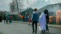 Axel (Storm Exner Fjaestad, 3.v.r.), das Gespenst Sven (Max Kaysen Hoyrup, 2.v.r.) und der Werwolf Esther (Katinka Evers-Jahnsen, r.) ziehen durch die Stra&szlig;en, um an den H&auml;usern der Nachbarschaft S&uuml;&szlig;igkeiten zu erschnorren.