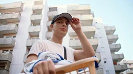 Dimitrij Liebermann (Alexander Wertmann) f&uuml;hrt uns durch sein Zuhause: Eine Hochhaussiedlung mitten im Ruhrgebiet. Wie sind seine j&uuml;dische Familie und er dort gelandet?