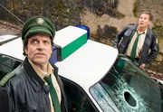 Hubert (Christian Tramitz, rechts) und Staller (Helmfried von Lüttichau) entdecken auf einem Baum einen leblosen Körper. Dieser muss wohl zuerst auf ihren Streifenwagen gefallen und dann auf dem Baum gelandet sein. Hubert (Christian Tramitz, rechts) und Staller (Helmfried von Lüttichau) entdecken auf einem Baum einen leblosen Körper. Dieser muss wohl zuerst auf ihren Streifenwagen gefallen und dann auf dem Baum gelandet sein.