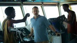 Mit finsteren Blicken und ge&uuml;bter H&auml;rte st&uuml;rmen die somalischen Piraten Muse (Barkhad Abdi, l.) und Najee (Faysal Ahmed, r.) das Steuerhaus eines riesigen Frachters und bedrohen den Kapit&auml;n Richard Phillips (Tom Hanks, M.).