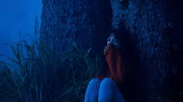 Mina (Sheila Vand) versteckt sich vor einem maskierten M&ouml;rder.