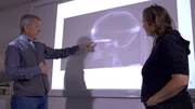 Bei der Untersuchung der Diepholzer Mumie kam der Pathologe Prof. Klaus P&uuml;schel (l.) schnell zu dem eindeutigen Ergebnis, dass es sich zwar um einen echten menschlichen Sch&auml;del handelt, der Rest aber eine schlechte moderne F&auml;lschung ist.