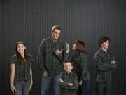 (3. Staffel) - Der allt&auml;gliche Wahnsinn ist bei ihnen Dauergast: Frankie (Patricia Heaton, 2.v.r.) und Mike (Neil Flynn, 2.v.l.) und ihre drei Kinder Axl (Charlie McDermott, r.), Brick (Atticus Shaffer, M.) und Sue (Eden Sher, l.) ...