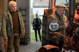 Scheinwerferlicht statt Bauernhof! Sven (Sebastian Bezzel, li.) sagt seinem Vater Hark (Karl Kranzkowski), dass er mit Franzi (Susanne Bormann) loszieht.