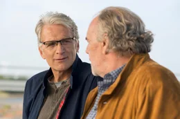 Alex (Walter Sittler, li.) vertraut Georg (Christian Kohlund) sein Geheimnis an.