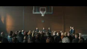 Der Schulleiter Axel (Johan Hedenberg, M.) und die Polizistin Petra (Angelina Håkansson, r.) erzählen den Eltern, dass keine Gefahr droht.