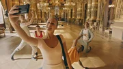 Lena (Jessica Lord, M.) macht ein Selfie von sich und ihren Freunden Jeff (Castle Rock Peters, l.), Ines (Eubha Akilade, 2.v.l.), Dash (Hiran Abeysekera, 2.v.r.) und Max (Rory J. Saper, r.). Es ist der Tag vor der großen Gala und alle sind aufgeregt und freuen sich auf die Aufführung.